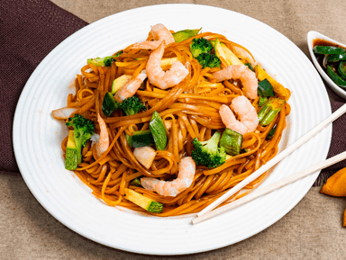 Chow Mein Pasta de Trigo Mixto Camarón Pollo y Res