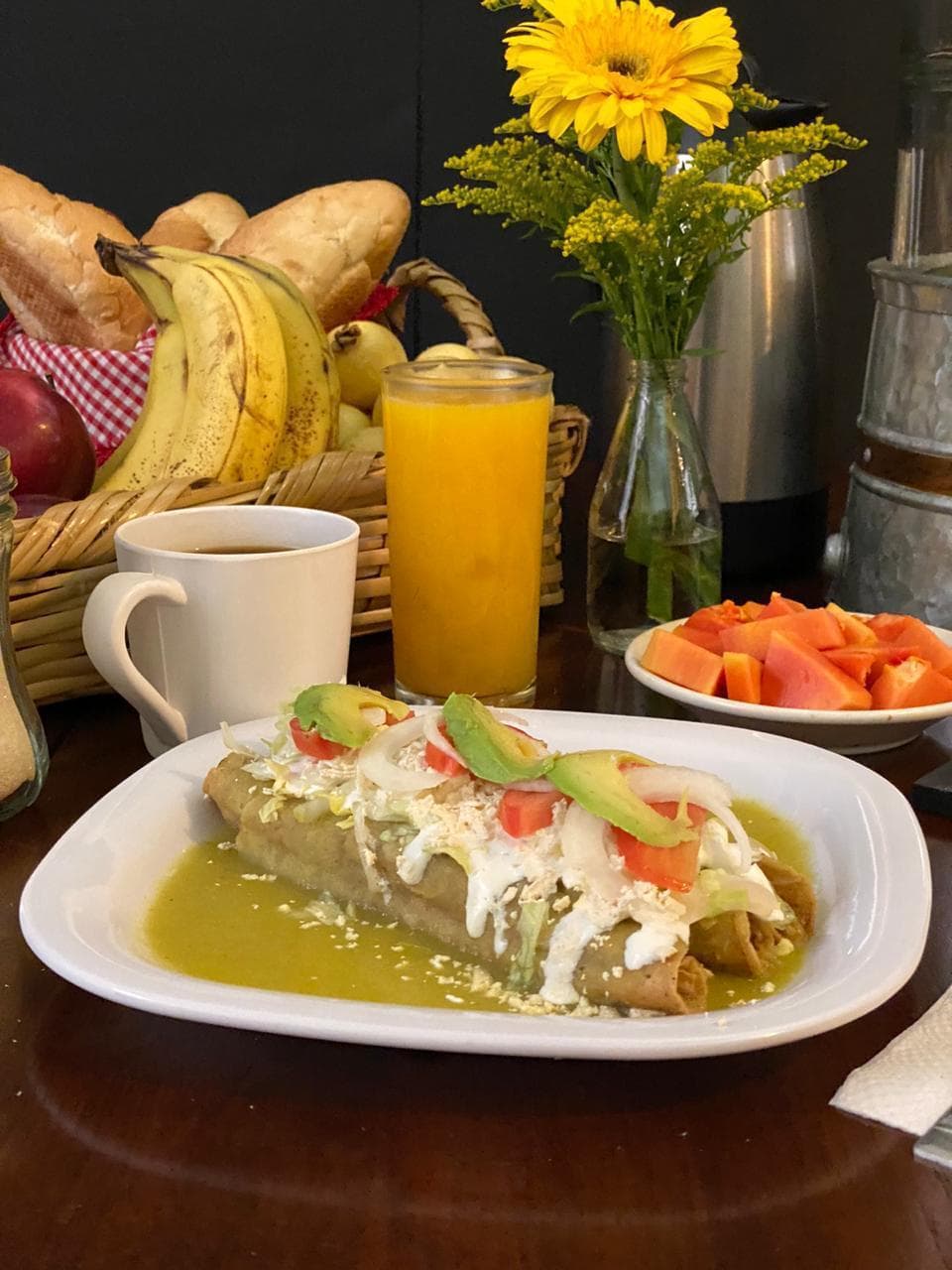 Flautas Ahogadas (Incluyen jugo, fruta, café o té)