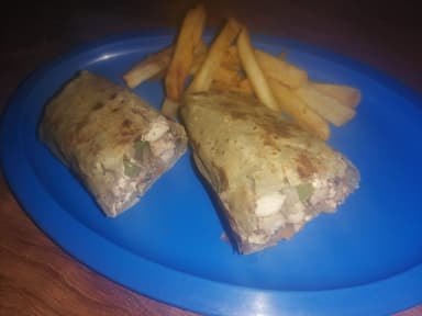 BURRITO DE CERDO AL AJO CON PAPAS FRITAS