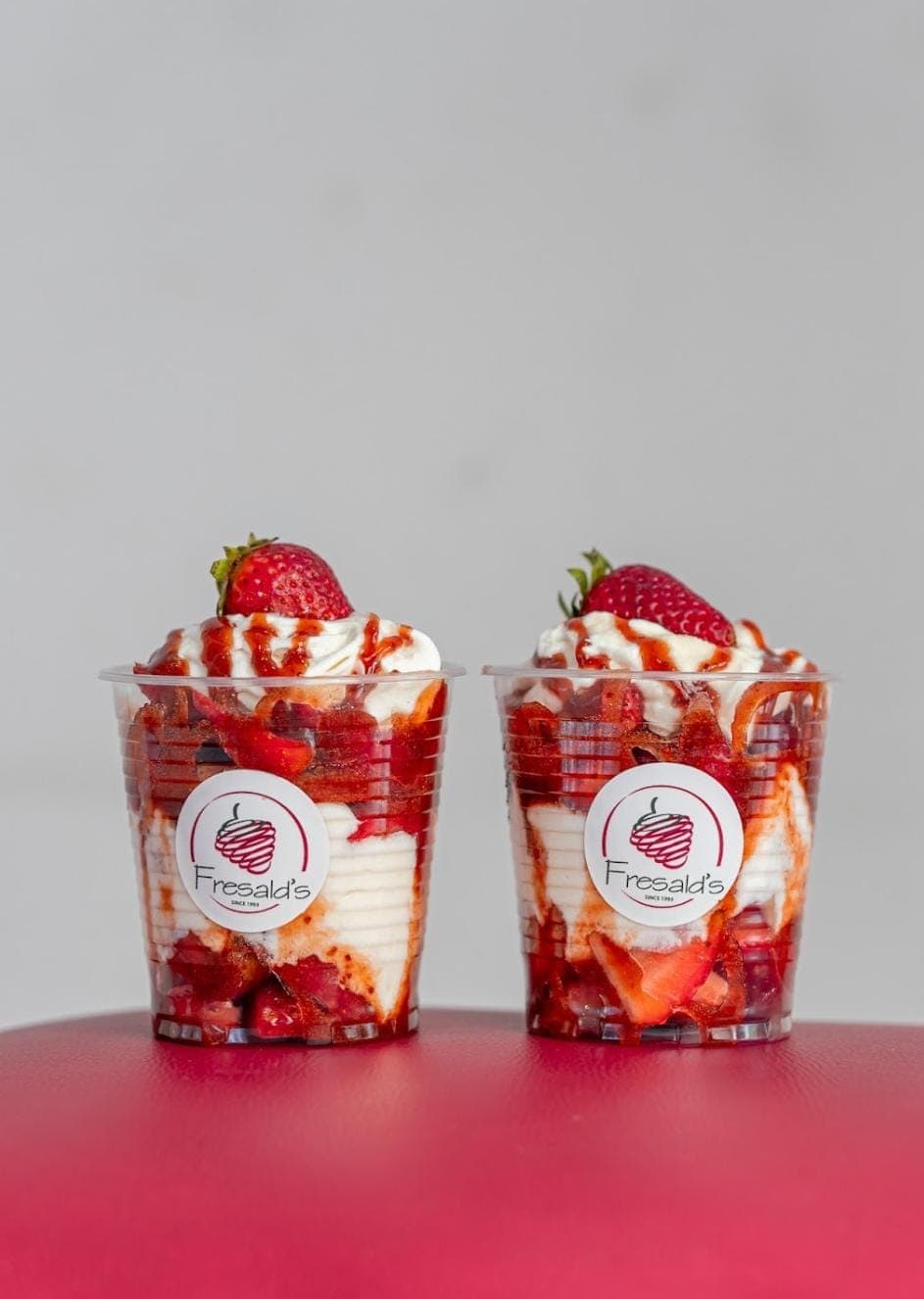 2 Fresas con Crema + Salsa de Fresa 9 Oz