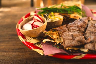 Tlayuda con tasajo asado