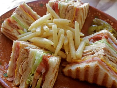 Club Sándwich con Papas y Refresco