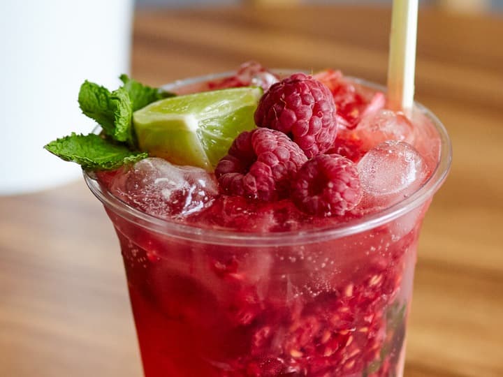 Soda Frutos Rojos 16 oz
