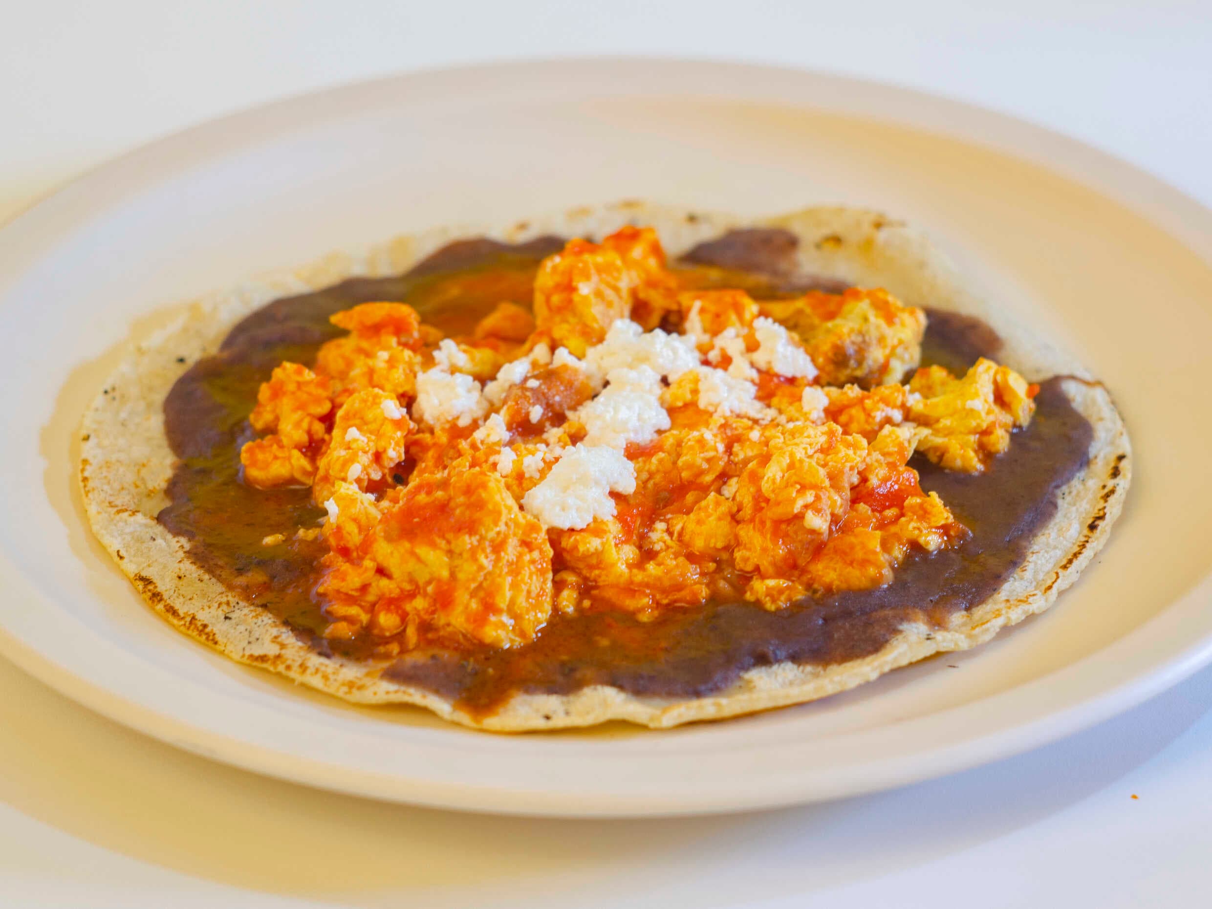 Memela de Huevo en Salsa Roja