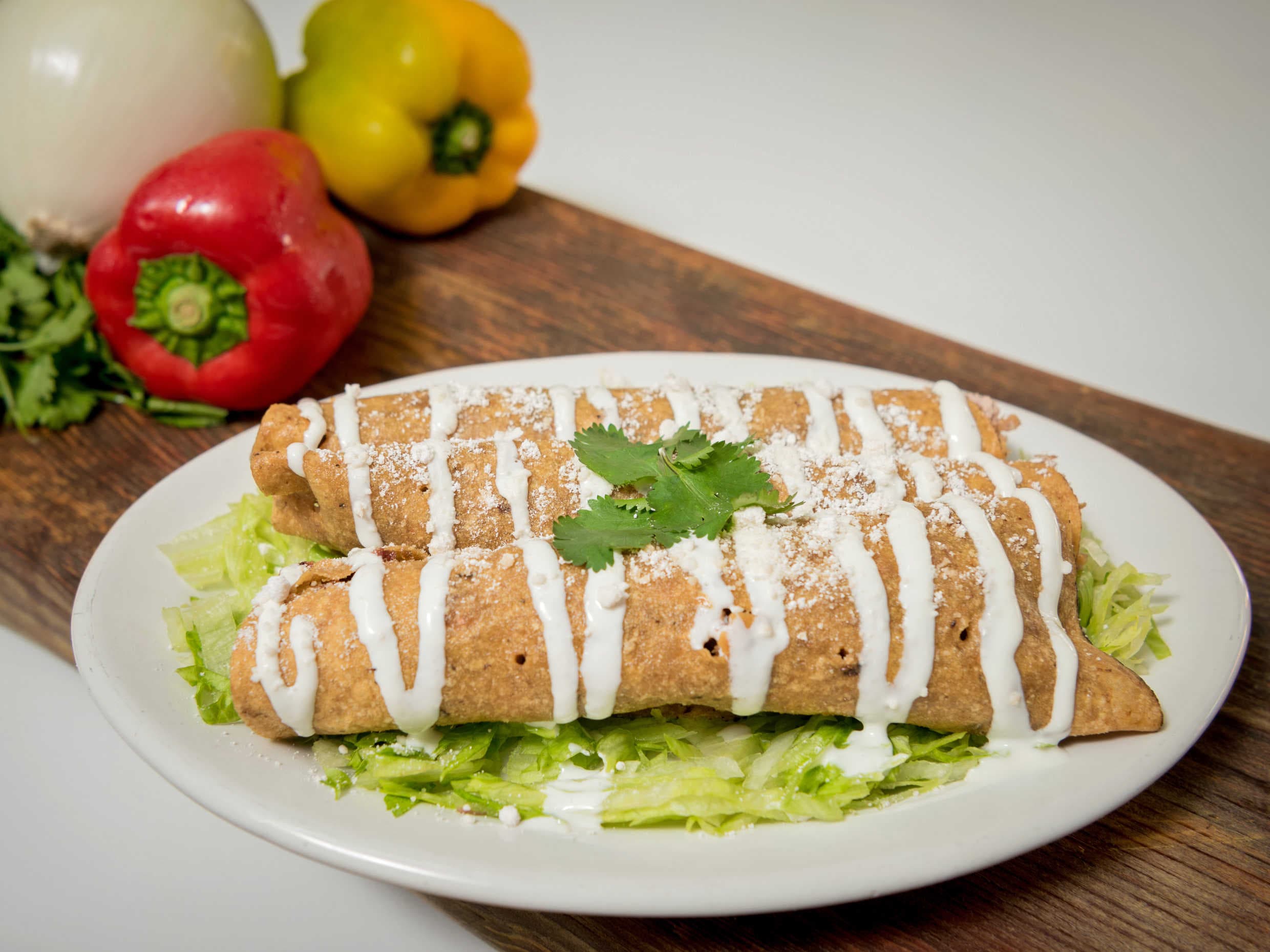 Tacos dorados con queso
