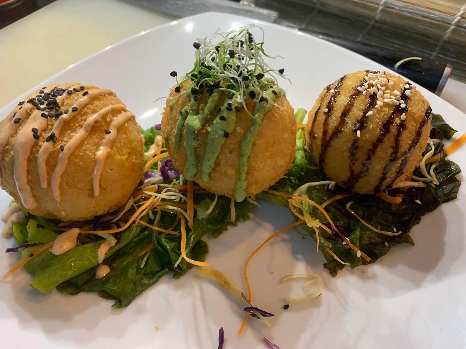Sushi ball pollo