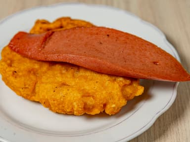 Papa Aborrajada con Salchichón