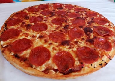 Combo-Empate Pizza Mediana Peperoni + Soda 2L
