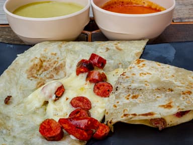 QUESADILLA DE CHISTORRA + REFRESCO O AGUA DE SABOR