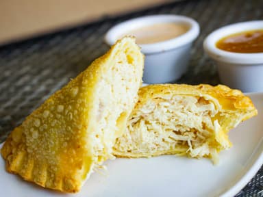 4 Empanadas Pollo Queso + Gaseosa Litro.