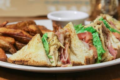 Combo Club Sándwich + Molletes con Carne Asada