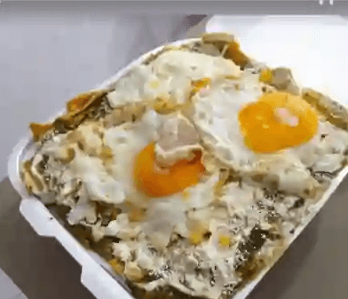 Chilaquiles de Mole con Huevo