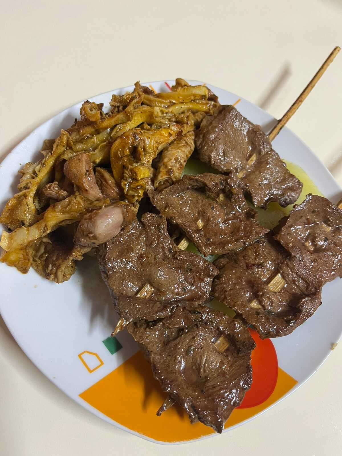 2 Palitos de Anticucho, Choncholí, Rachi y Molleja