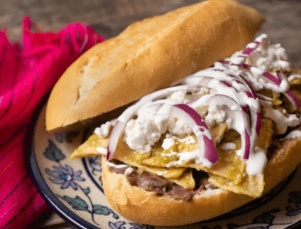 Torta de Chilaquiles con Bistec