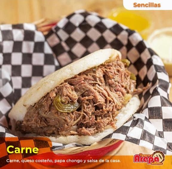 Arepa de Queso + Arepa de Carne + 2 Agua Manzana