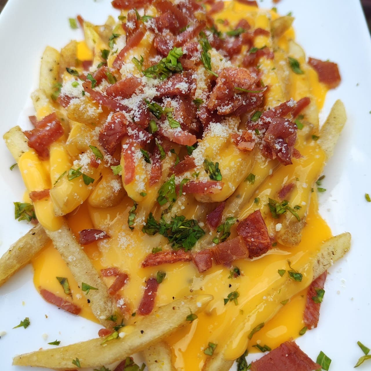 PAPAS A LA FRANCESA + QUESO AMARILLO Y TOCINO.