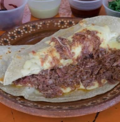 2 Quesadillas de Birria + Agua Fresca