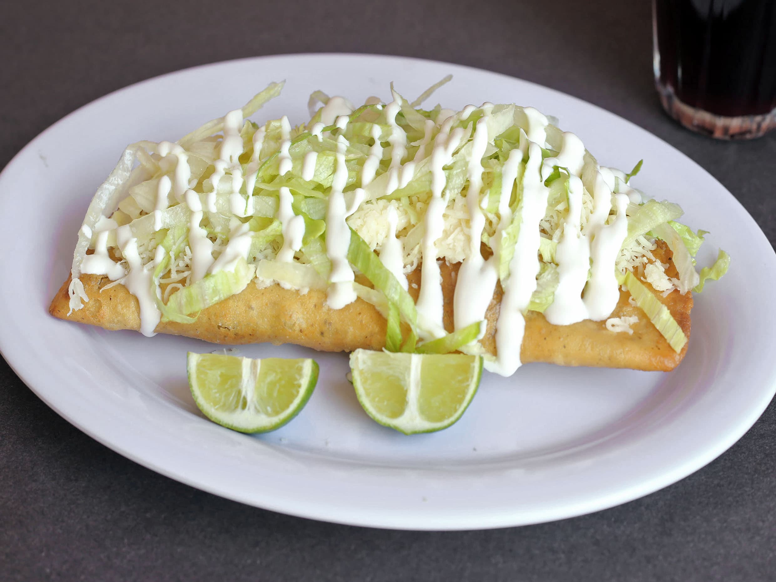 Quesadilla frita de chicharrón en salsa verde