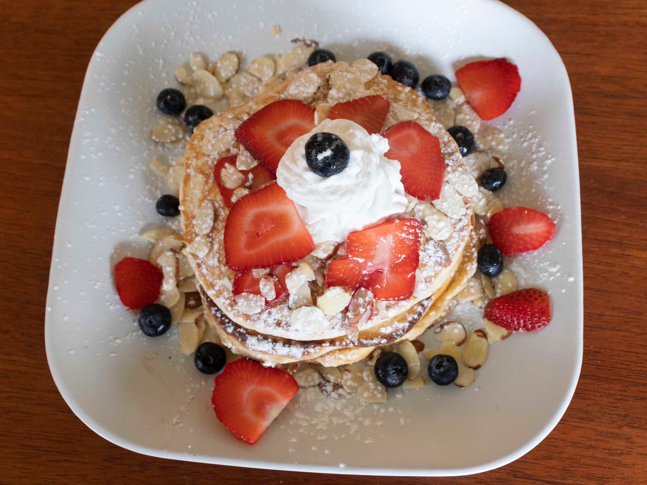 Hot Cakes Con Fruta