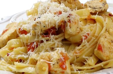 Spaguetti con Pollo, queso y Tocino Seco