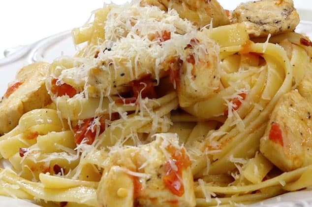 Spaguetti con Pollo, queso y Tocino Seco