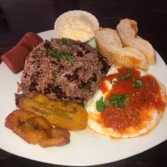 Pinto + Huevo Ranchero + Acompañamiento + Bebida