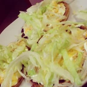 Sopes con Pollo o Chorizo