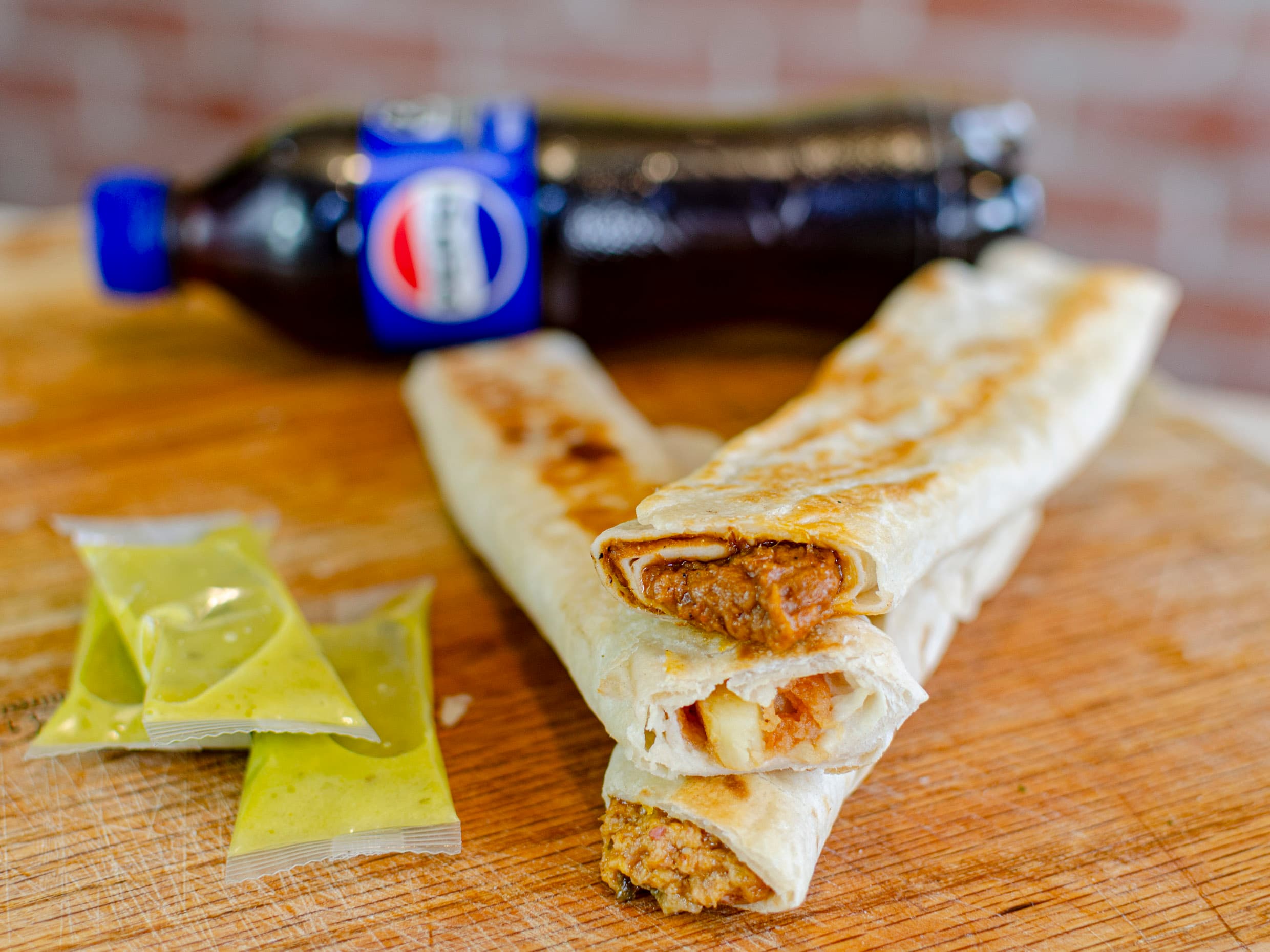 1 Deshebrada, 1 Chicharron, 1 Papa + Refresco