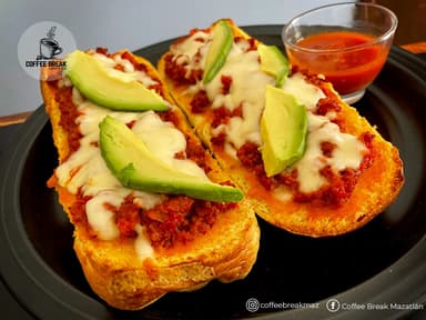 Molletes con Chorizo