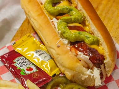 Hot Dog guacamole con chorizo con papas