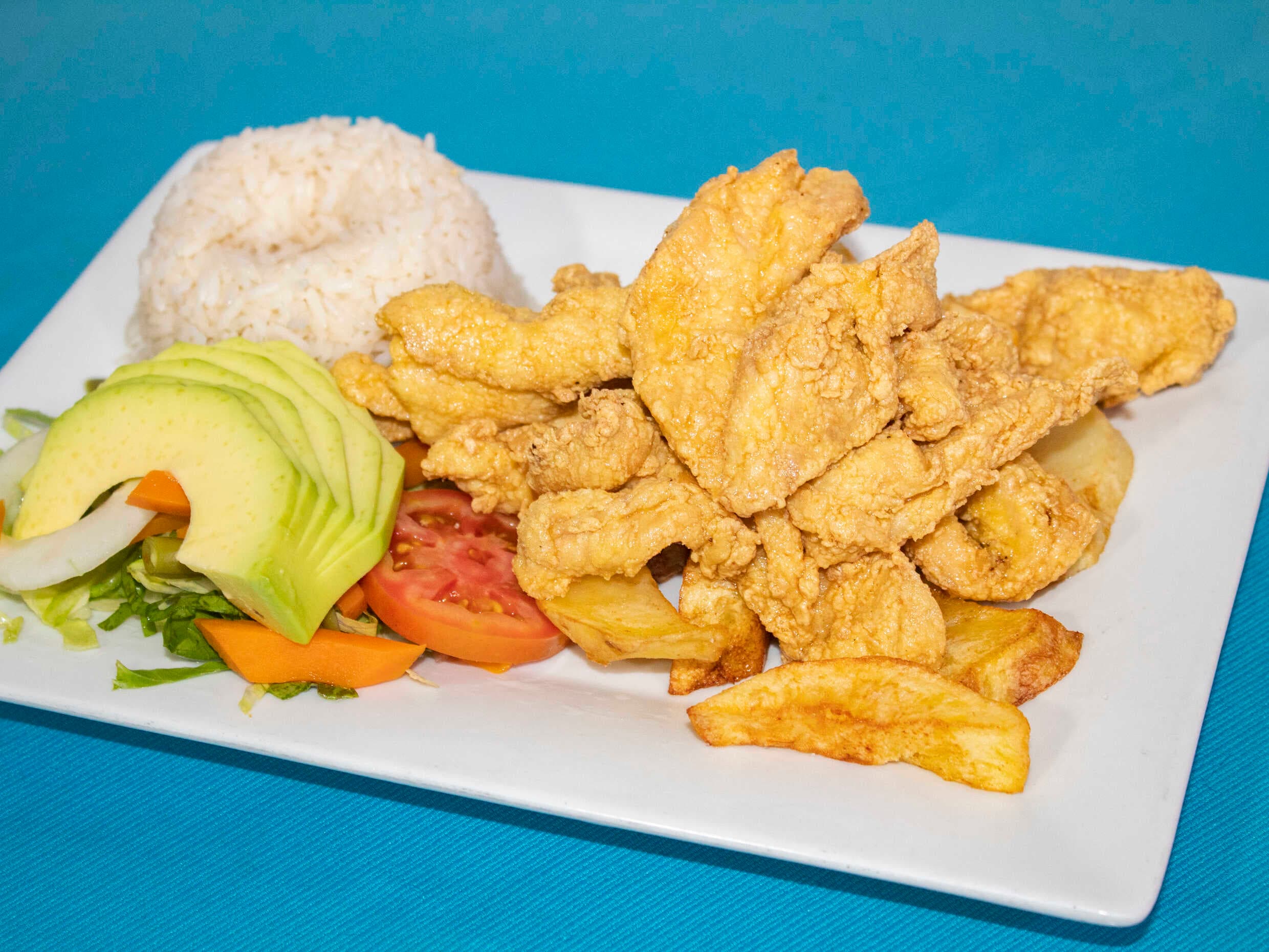 Chicharrón de pollo  c/ papa frita y ensalada