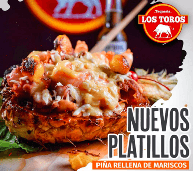 Piña Rellena de Mariscos y Pastor