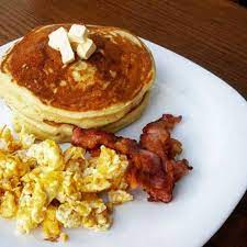 Hot cakes con  Huevo y tocino
