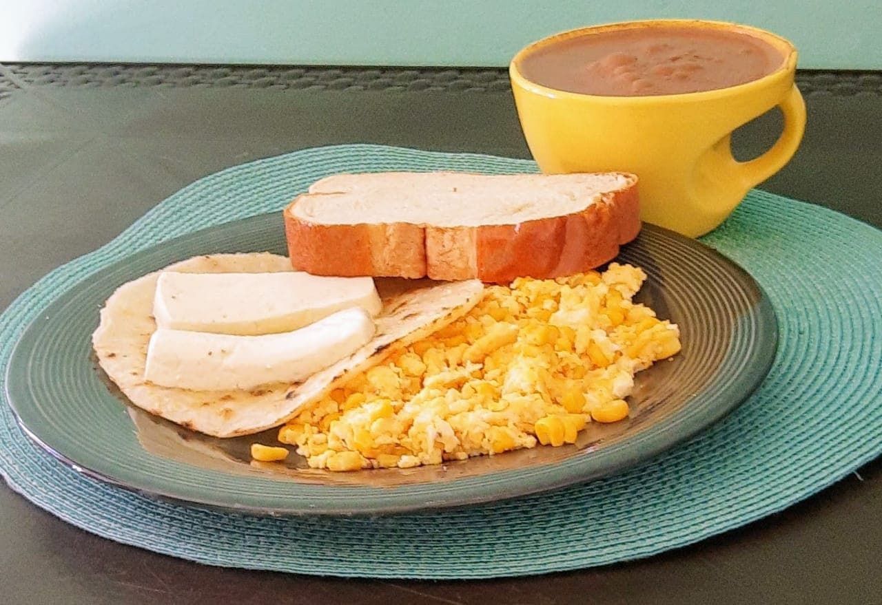 Desayuno huevos con maicitos