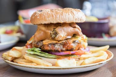 Hamburguesa de Samosa + Papas + Chutney