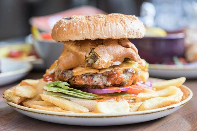 Hamburguesa de Samosa + Papas + Chutney