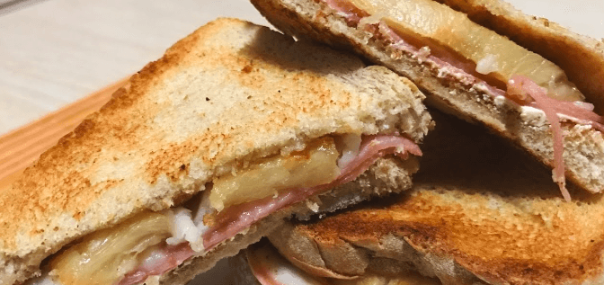 Club sandwich hawaiano con papas