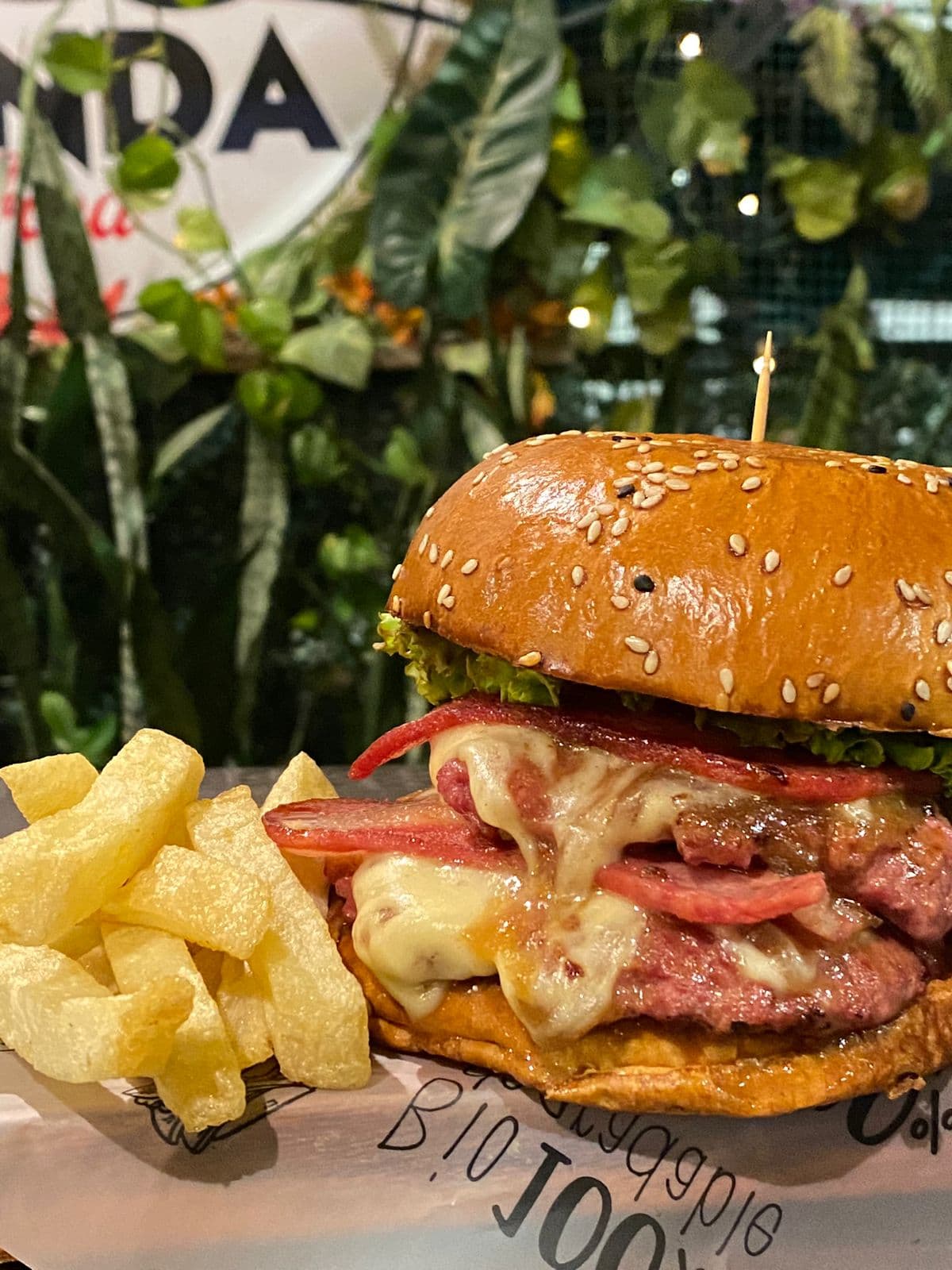 Burger Clásica Doble Carne con Tocineta + Papas