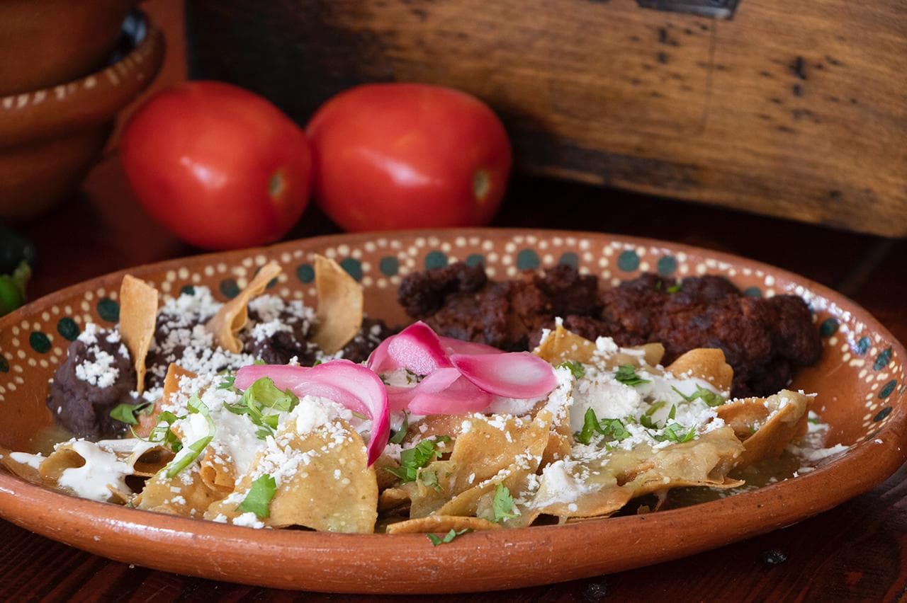 Chilaquiles rojos con chorizo para asar
