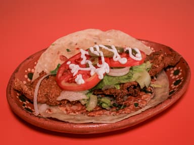 Quesadilla de maíz de milanesa de res