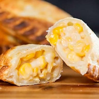 Empanada Argentina de Queso con Elote