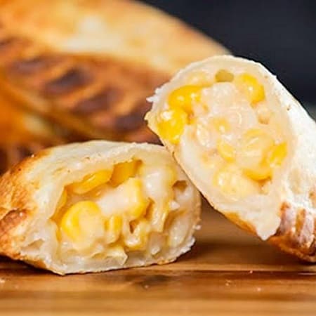 Empanada Argentina de Queso con Elote