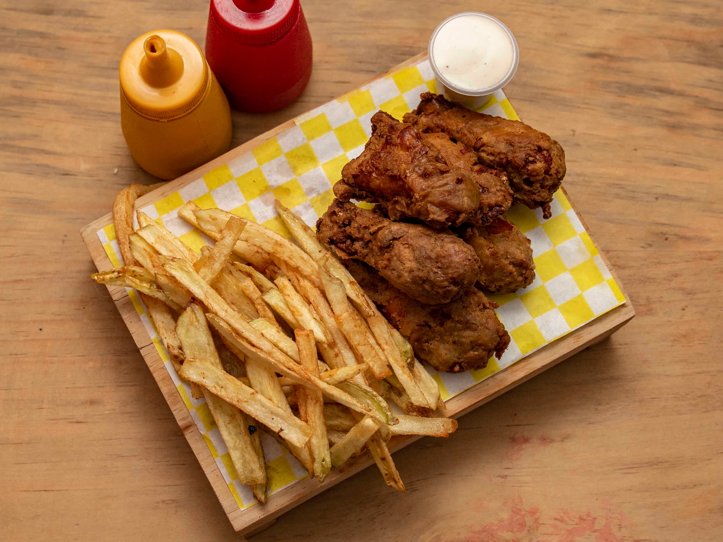 alitas de pollo 6u + papas a la francesa naturales