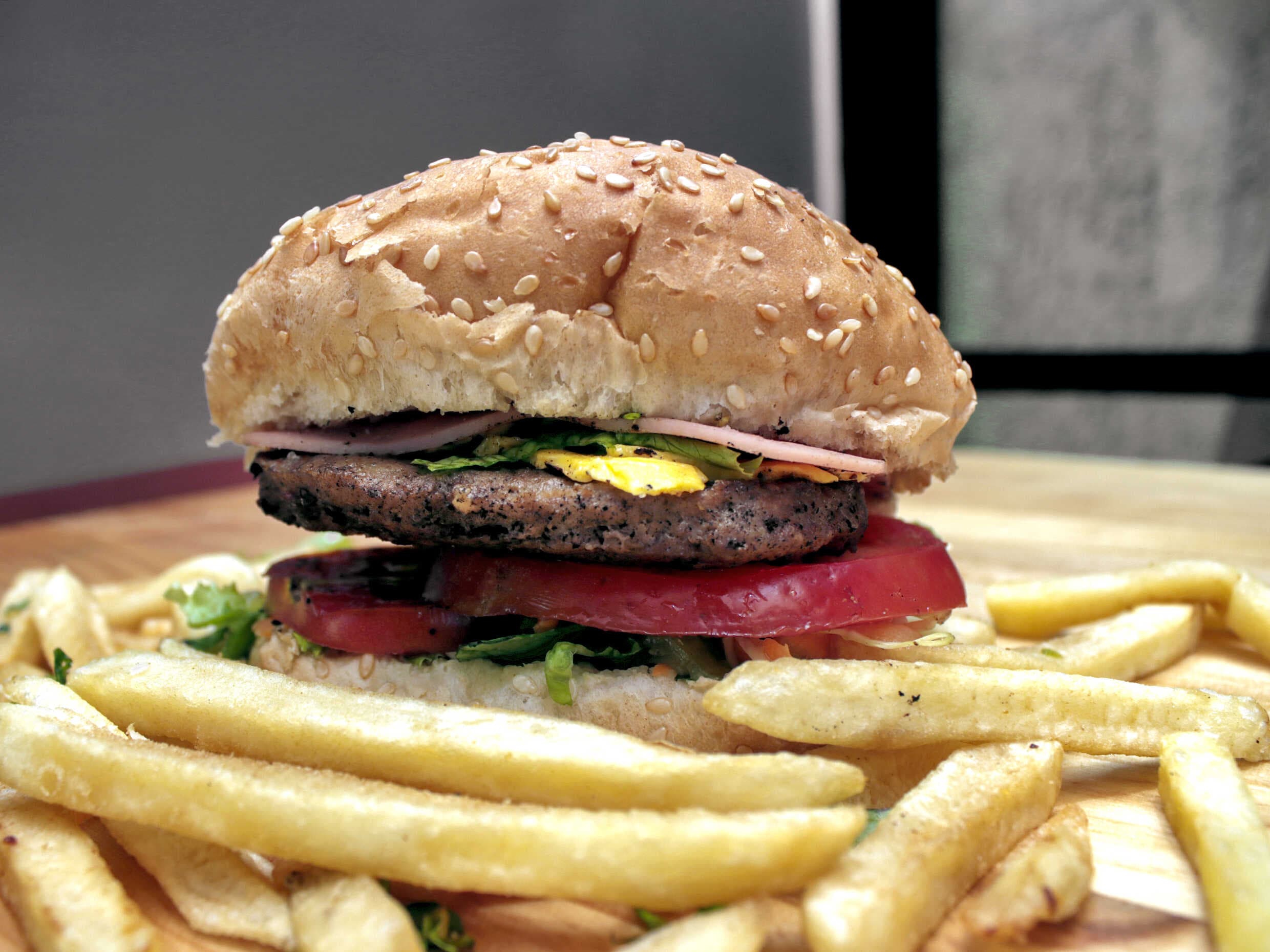 Hamburguesa Carne + Papas + Refresco del Día