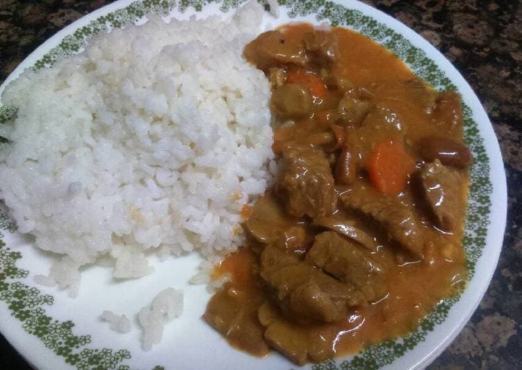 1/2 Arroz Blanco con Carne en Salsa.
