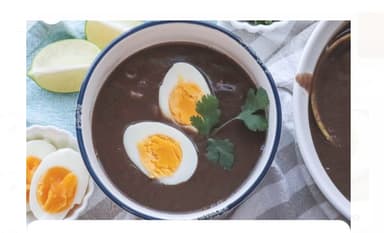 Sopa Negra con Pollo y Huevo
