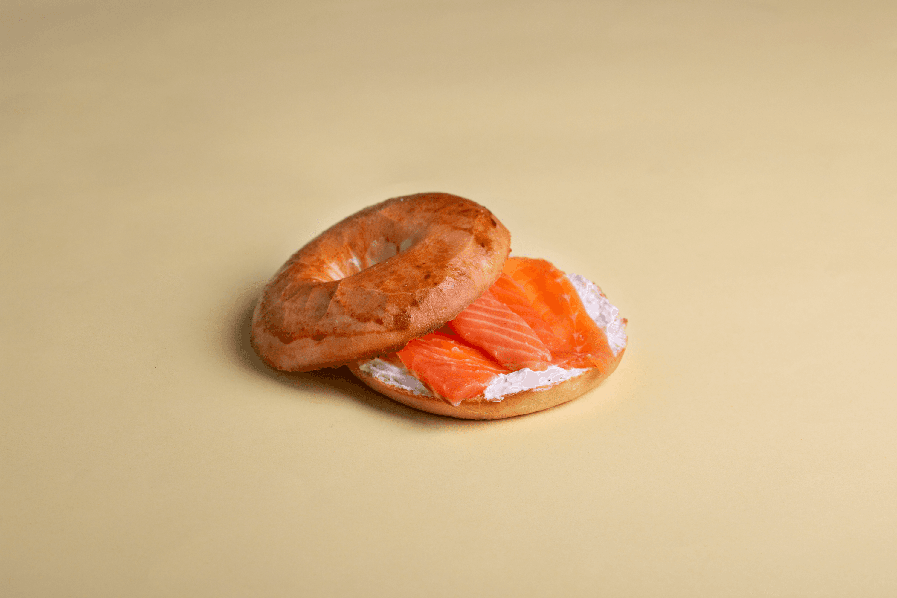 Sándwich Bagel con Queso Crema y Salmón