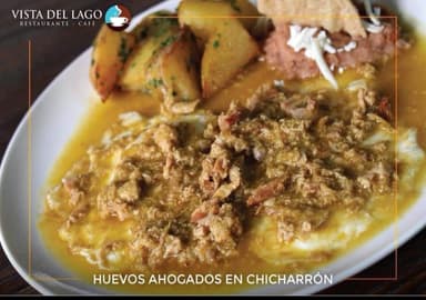 Huevos ahogados en chicharron