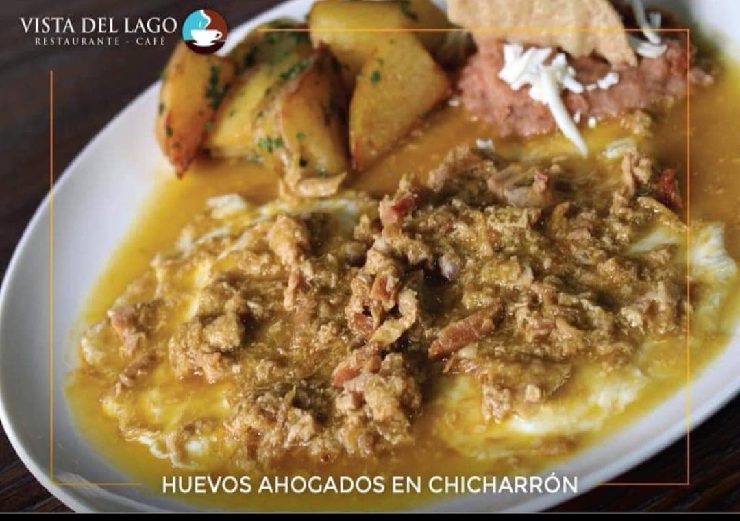 Huevos ahogados en chicharron