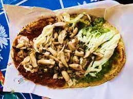Memela con champiñón y quesillo